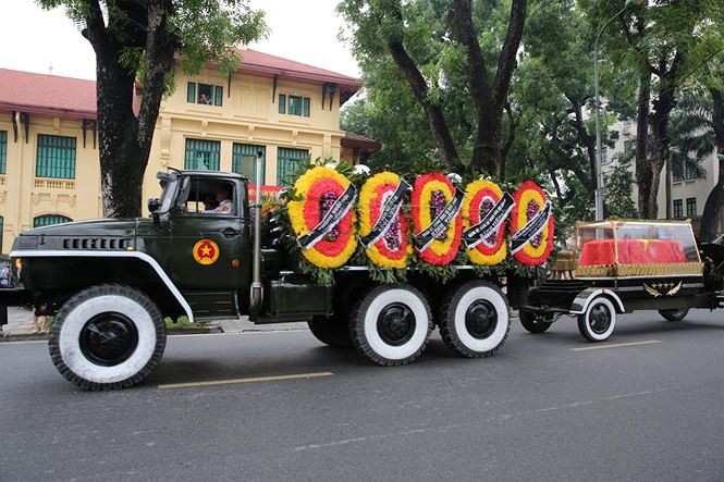 Hình ảnh đoàn xe chở linh cữu Chủ tịch nước trên các tuyến phố Hà Nội - ảnh 13