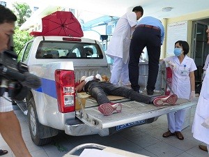 Lật xe đèo Khánh Lê, 17 cán bộ hưu trí công an Yên Bái thương vong - ảnh 2