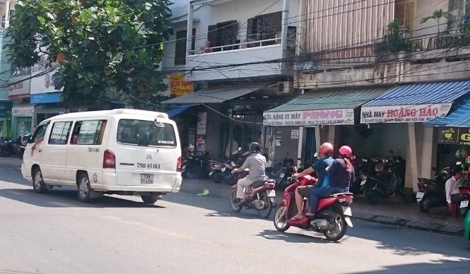 Xe dù lộng hành, bến cóc nở rộ - ảnh 1