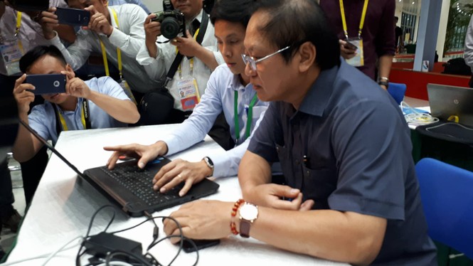 Bộ trưởng Trương Minh Tuấn 'vi hành' kiểm tra chất lượng internet - ảnh 2