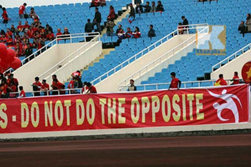 Người hâm mộ Việt Nam chào đón CĐV Malaysia - ảnh 2