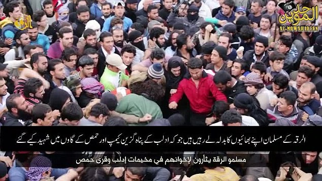 IS sát hại dã man tù binh Syria rồi kéo lê xác trên đường phố - ảnh 1