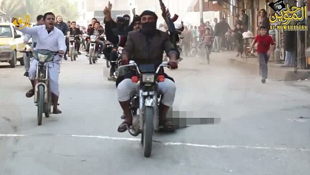 IS sát hại dã man tù binh Syria rồi kéo lê xác trên đường phố - ảnh 2