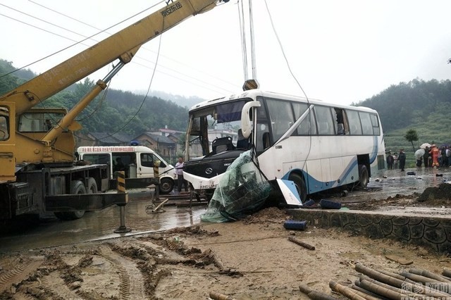 Tai nạn xe buýt kinh hoàng trên cao tốc, 7 người chết thảm - ảnh 1