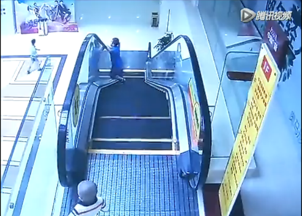 Nghịch thang cuốn siêu thị, bé 3 tuổi ngã từ độ cao 8m - ảnh 1