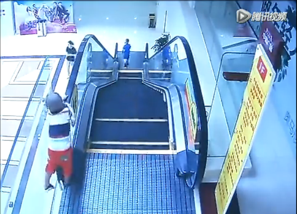 Nghịch thang cuốn siêu thị, bé 3 tuổi ngã từ độ cao 8m - ảnh 2