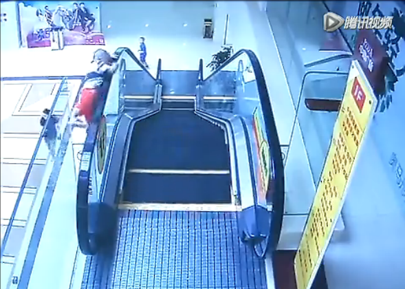 Nghịch thang cuốn siêu thị, bé 3 tuổi ngã từ độ cao 8m - ảnh 3