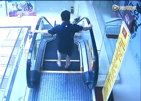 Nghịch thang cuốn siêu thị, bé 3 tuổi ngã từ độ cao 8m - ảnh 4