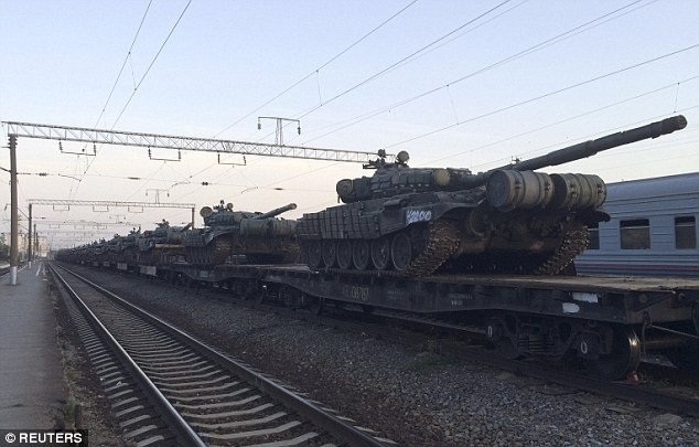 Xe tăng Nga tập trung sát biên giới Ukraine - ảnh 1