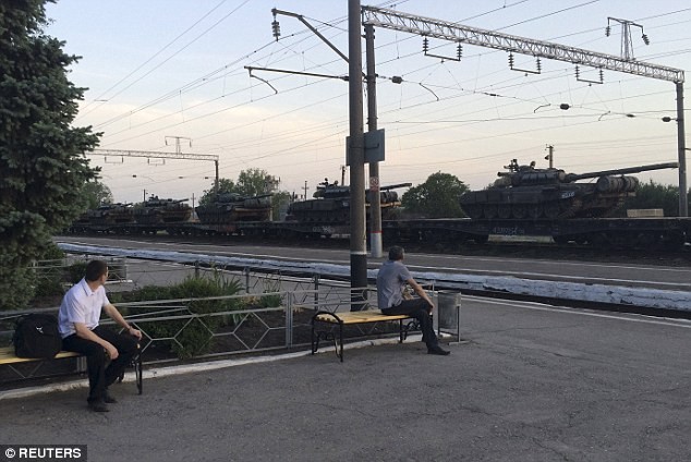 Xe tăng Nga tập trung sát biên giới Ukraine - ảnh 2