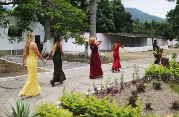Siêu trộm đăng quang “Hoa khôi tội phạm” trong nhà tù Brazil - ảnh 2