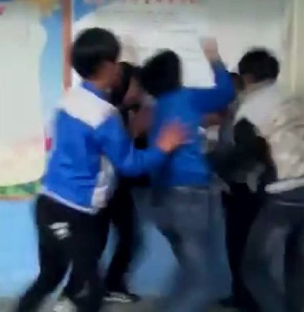 Trung Quốc: Xôn xao clip thầy giáo bị nhóm học sinh đánh hội đồng - ảnh 1
