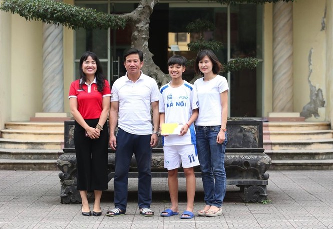Quà nhỏ, ý nghĩa lớn cho nữ tuyển thủ có hoàn cảnh khó khăn - ảnh 1