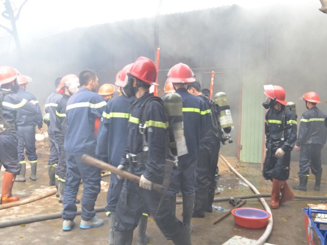 Cháy rụi kho hàng đường Hồng Hà, 8 tỷ đồng thành tro - ảnh 5
