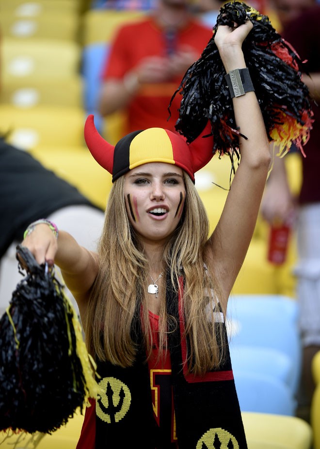 Rực rỡ trên khán đài World Cup, mỹ nhân Bỉ được mời làm mẫu - ảnh 2