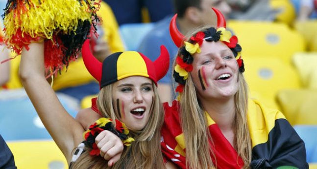 Rực rỡ trên khán đài World Cup, mỹ nhân Bỉ được mời làm mẫu - ảnh 3