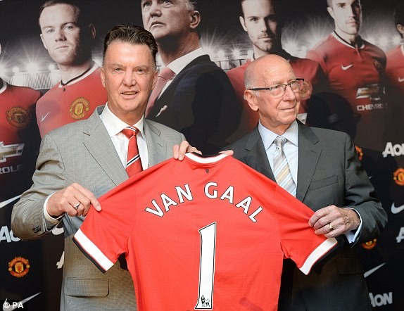 Vừa tới M.U, Van Gaal đã rủ Sir Alex... uống rượu - ảnh 1
