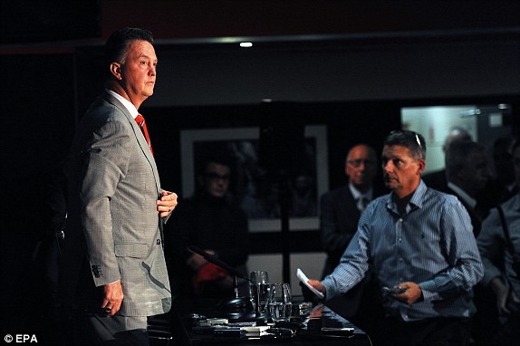 Vừa tới M.U, Van Gaal đã rủ Sir Alex... uống rượu - ảnh 2