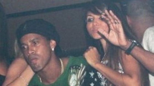 Quăng lưới tình, Ronaldinho 'bắt sống' người đẹp Playboy - ảnh 1