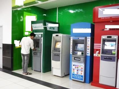 Ngân hàng thu phí giao dịch để làm gì? - ảnh 1