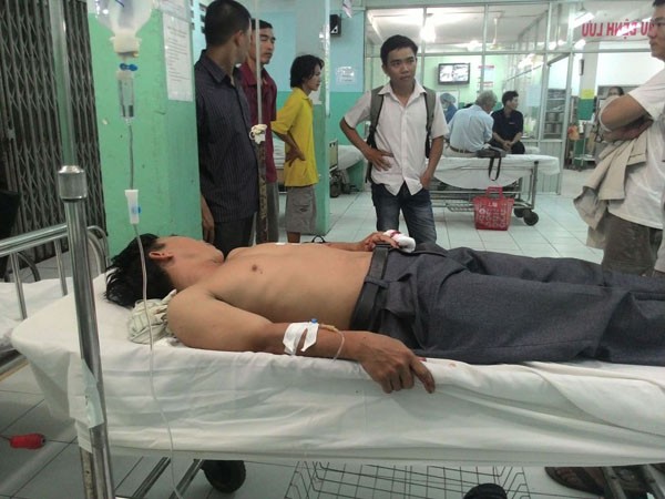 Va chạm giao thông, hai thợ mộc bị hành hung dã man - ảnh 1
