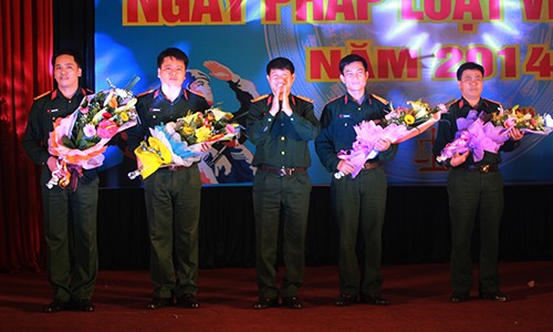 'Ngày Pháp luật' ở Đoàn Cận vệ thép - ảnh 10