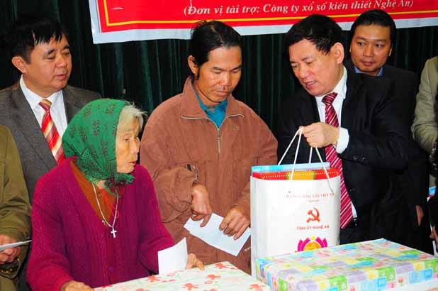 Nghệ An: Xây nhà, tặng quà cho người nghèo - ảnh 2