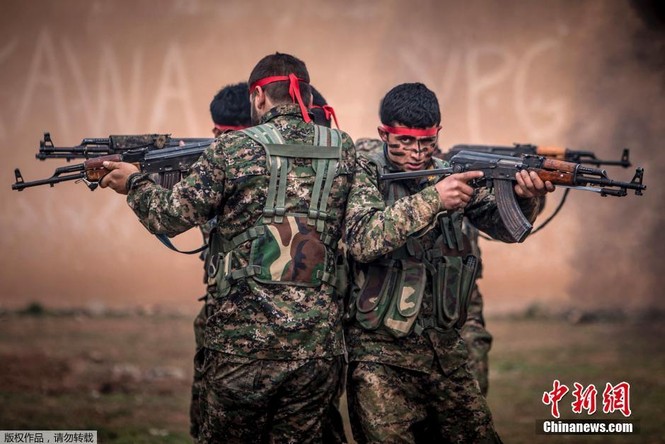 Chiến binh người Kurd và súng AK huyền thoại. - ảnh 1