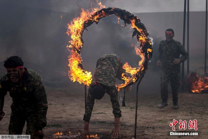 Chiến binh người Kurd và súng AK huyền thoại. - ảnh 3