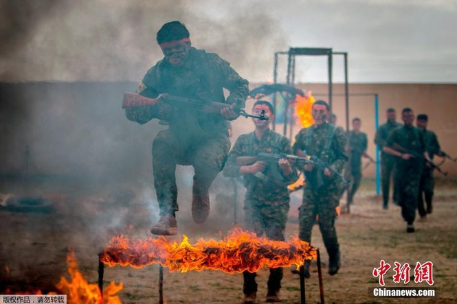 Chiến binh người Kurd và súng AK huyền thoại. - ảnh 2