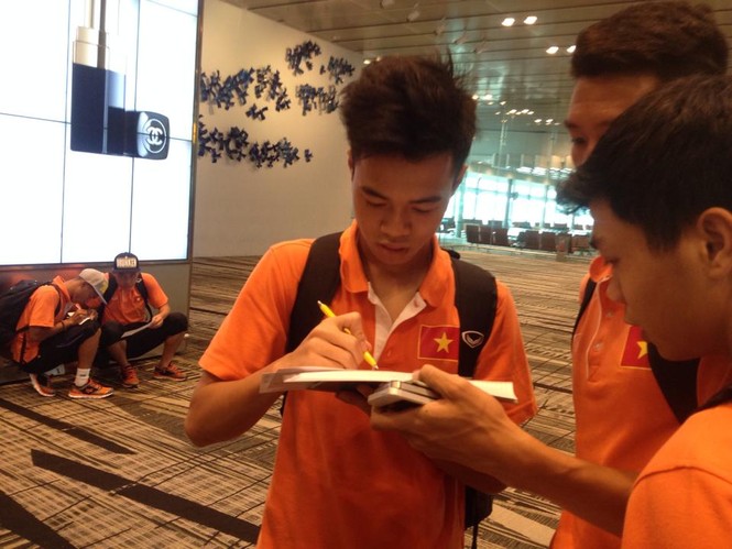 U23 Việt Nam được hâm mộ ở Singapore - ảnh 4