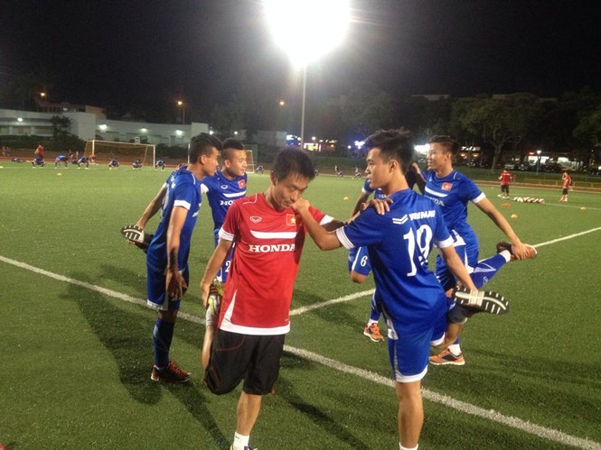 U23 Việt Nam thiếu quân trong buổi tập đầu tiên ở Singapore - ảnh 1