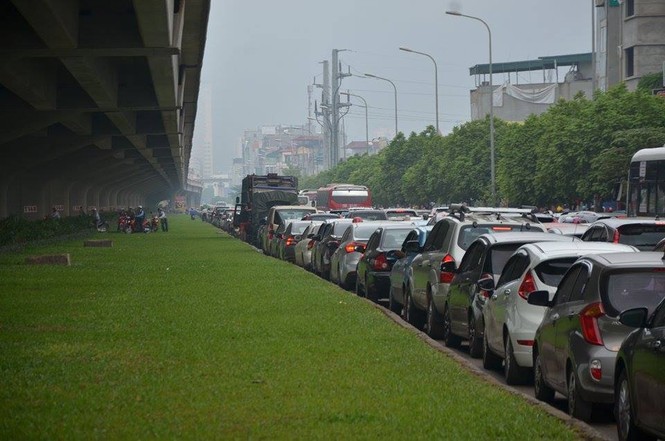 Hà Nội: Ùn tắc kinh hoàng đường vành đai, giao thông hỗn loạn - ảnh 4