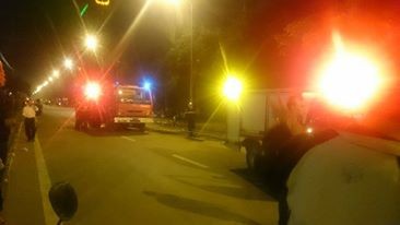 Bắc thang cứu người mắc kẹt ở chung cư cháy lớn - ảnh 1
