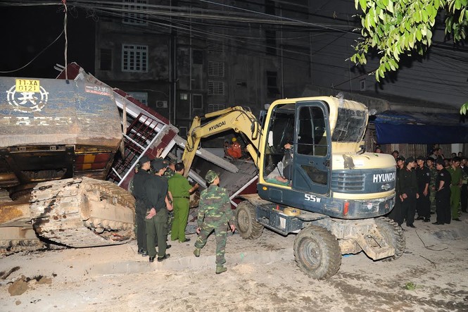 Nhà sập đổ kinh hoàng trong đêm, 6 người thương vong - ảnh 2