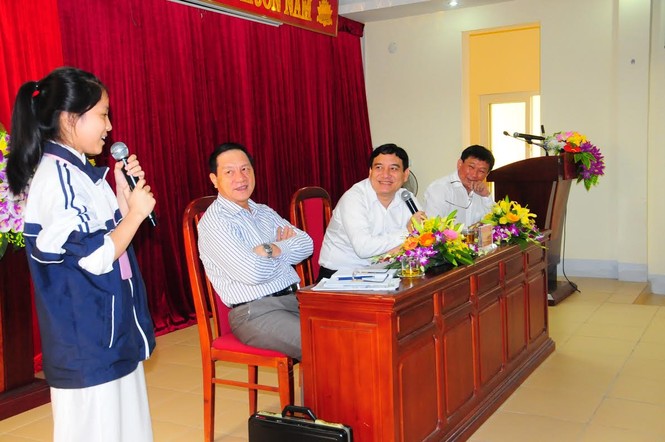 Bí thư Tỉnh ủy Nghệ An tặng quà học sinh giỏi - ảnh 1
