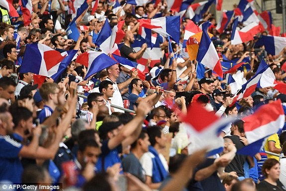 Sân Stade Velodrome rừng rực trước đại chiến Pháp - Đức - ảnh 9