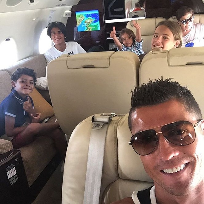 Vô địch EURO, Ronaldo dùng máy bay đưa cả nhà đi chơi - ảnh 1