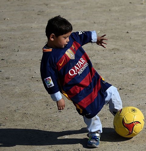 CĐV nhí nổi tiếng của Messi bị khủng bố - ảnh 1