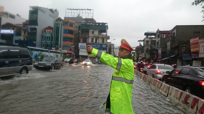 Nhiều khu vực Hà Nội ngập sâu sau bão - ảnh 4