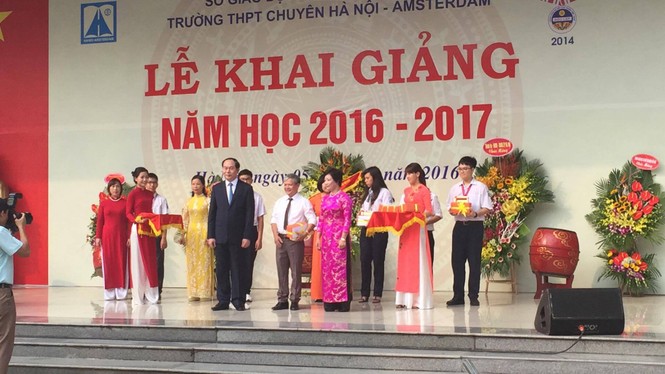 Chủ tịch nước đánh trống khai giảng năm học mới - ảnh 30
