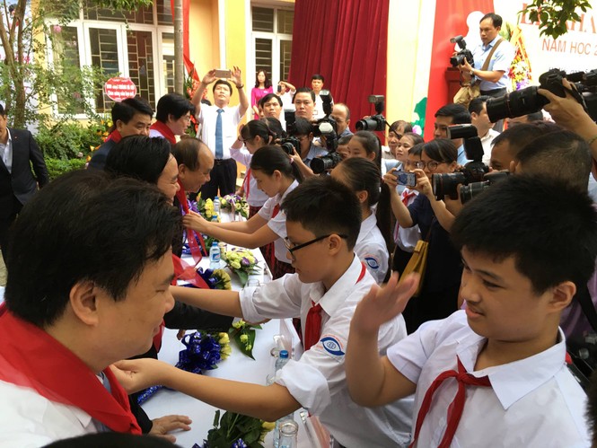 Chủ tịch nước đánh trống khai giảng năm học mới - ảnh 43