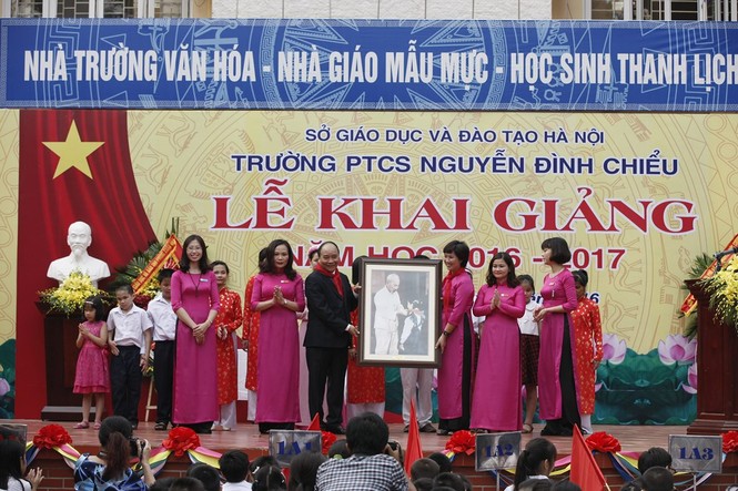 Chủ tịch nước đánh trống khai giảng năm học mới - ảnh 21