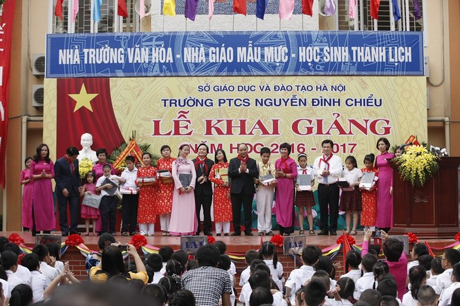 Chủ tịch nước đánh trống khai giảng năm học mới - ảnh 22