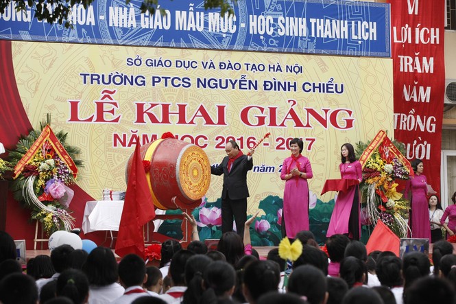 Chủ tịch nước đánh trống khai giảng năm học mới - ảnh 20