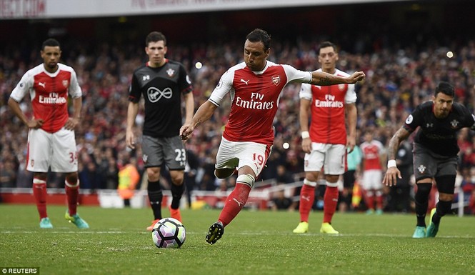 Arsenal thắng nhờ quả penalty ở phút bù giờ - ảnh 1