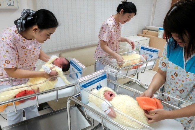 Trẻ sơ sinh mặc đồ con gà đón Tết tại bệnh viện Thái Lan - ảnh 2