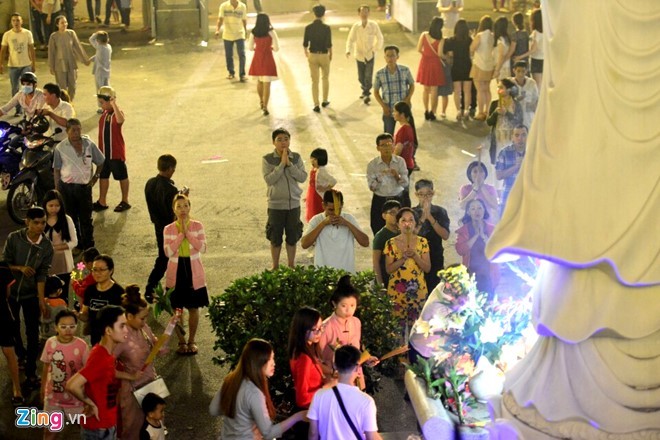 Người dân cả nước đón giao thừa Tết Đinh Dậu - ảnh 27