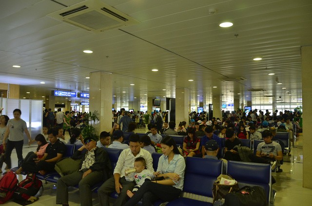 Sân bay Tân Sơn Nhất đông khách về quê ăn Tết muộn - ảnh 1