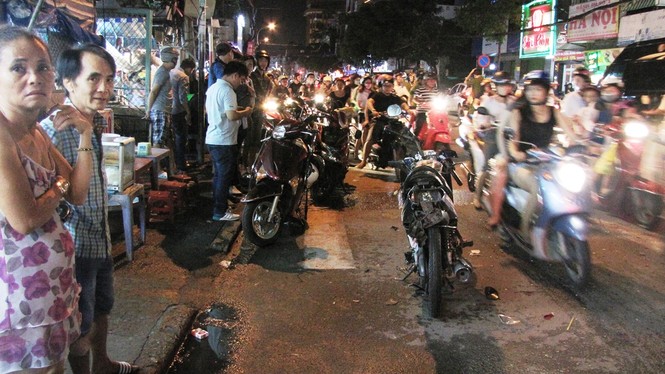 Gây tai nạn rồi bỏ chạy, ô tô 'điên' hạ gục 5 xe máy ở Sài Gòn - ảnh 1